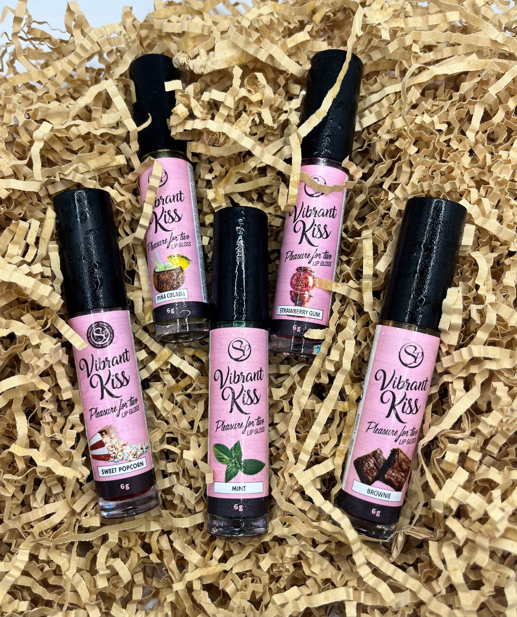 Lucidalabbra lubrificante aromatizzato Intymate ad effetto vibrante (vibratore liquido). 5 gusti disponibili: pop corn, fragola, menta, brownies, pina colada. . Perfetto per preliminari ma anche per ogni altro tipo di attivita` sessuale: compatibile con ogni tipo di sex toy o profilattico. Confezione da 10ml.