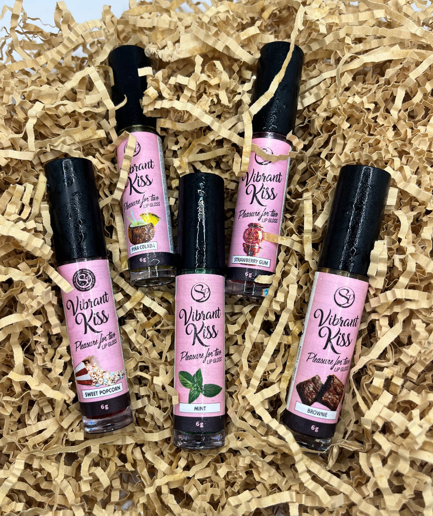 Lucidalabbra lubrificante aromatizzato Intymate ad effetto vibrante (vibratore liquido). 5 gusti disponibili: pop corn, fragola, menta, brownies, pina colada. . Perfetto per preliminari ma anche per ogni altro tipo di attivita` sessuale: compatibile con ogni tipo di sex toy o profilattico. Confezione da 10ml.