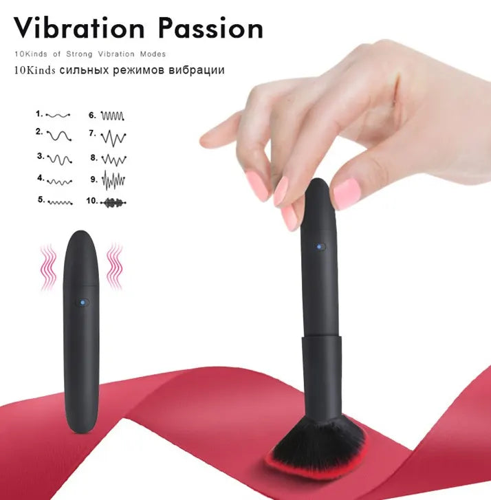 Sembra un innocente pennello da trucco, ma sotto le sue morbide setole si nasconde un SexToy tutto da scoprire. Blush&Rush è il bullet vibrante più discreto mai creato: una volta rimossa la testina con le setole, rimane solo l’asta… che in realtà è un potente vibratore per stimolazione esterna. 