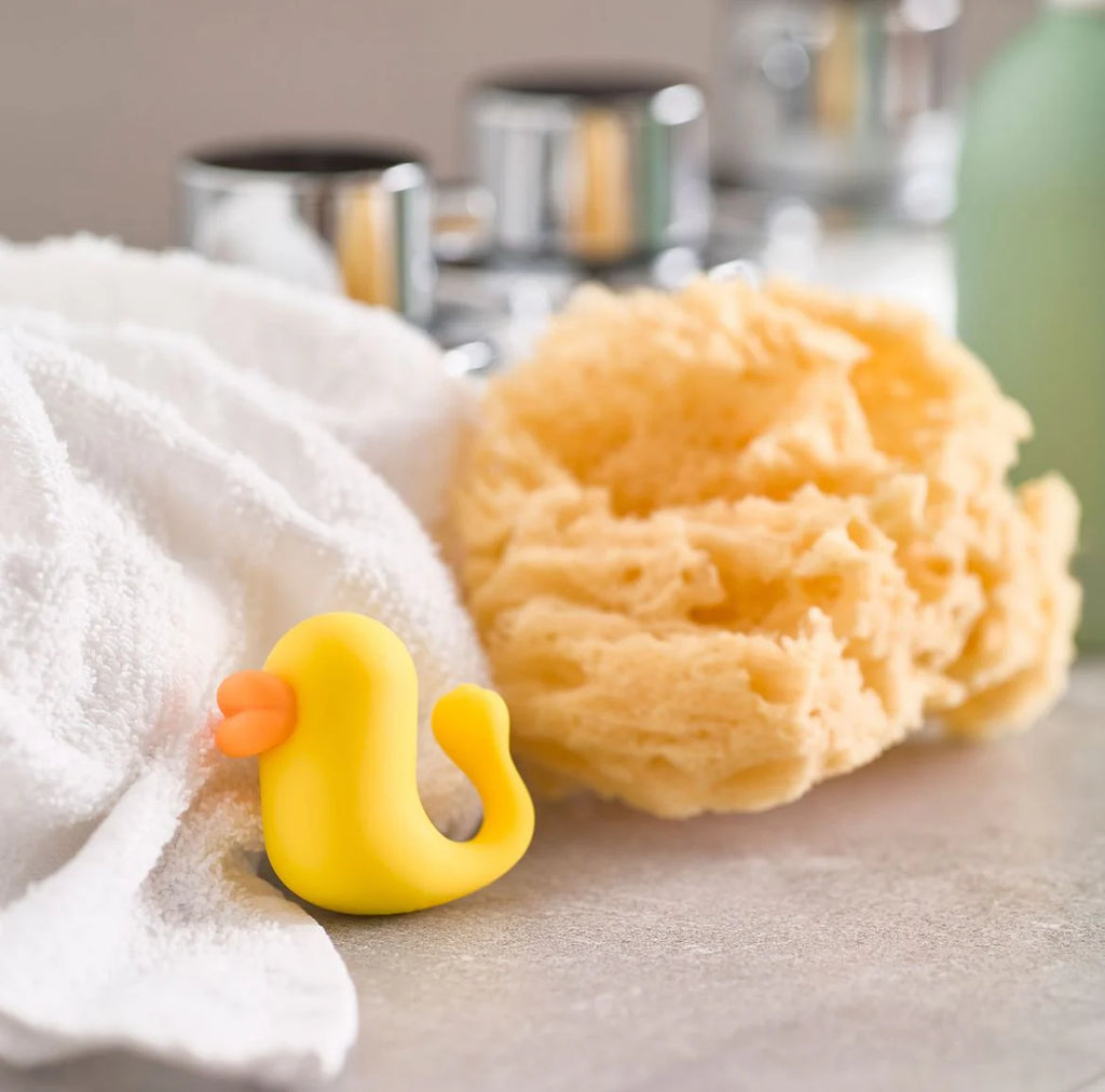 Vibratore da stimolazione esterna a forma di papera NaughtyDuck: inserire sul dito e accarezzare il proprio corpo o quello del partner facendo vibrare NaughtyDuck sulle zone erogene.