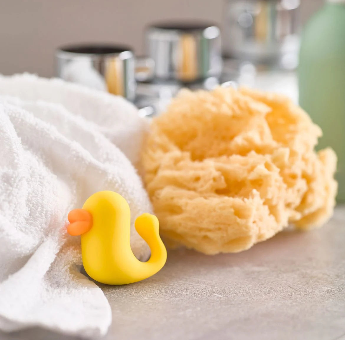 Vibratore da stimolazione esterna a forma di papera NaughtyDuck: inserire sul dito e accarezzare il proprio corpo o quello del partner facendo vibrare NaughtyDuck sulle zone erogene.