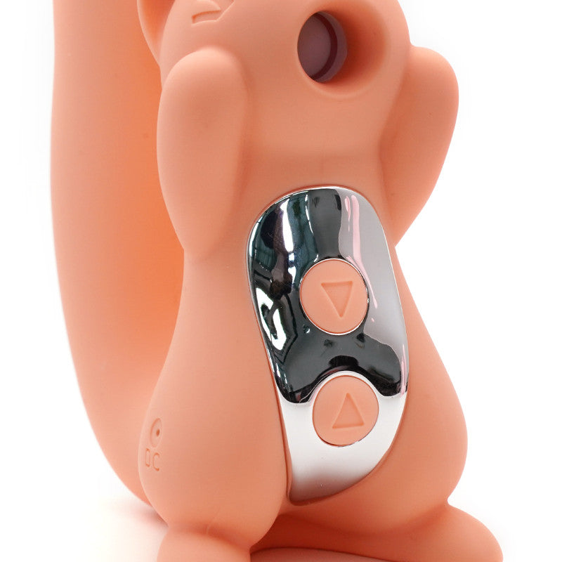 Sqirtle è il nostro toy 2in1 dall’aspetto più innocente…ma il potere più intenso. 😏 Il suo musetto è un succhia clitoride che aspira, pulsa e stuzzica senza bisogno di contatto diretto, mentre la sua coda… è un vibratore interno pensato per stimolare perfettamente la zona CUV dall’interno.