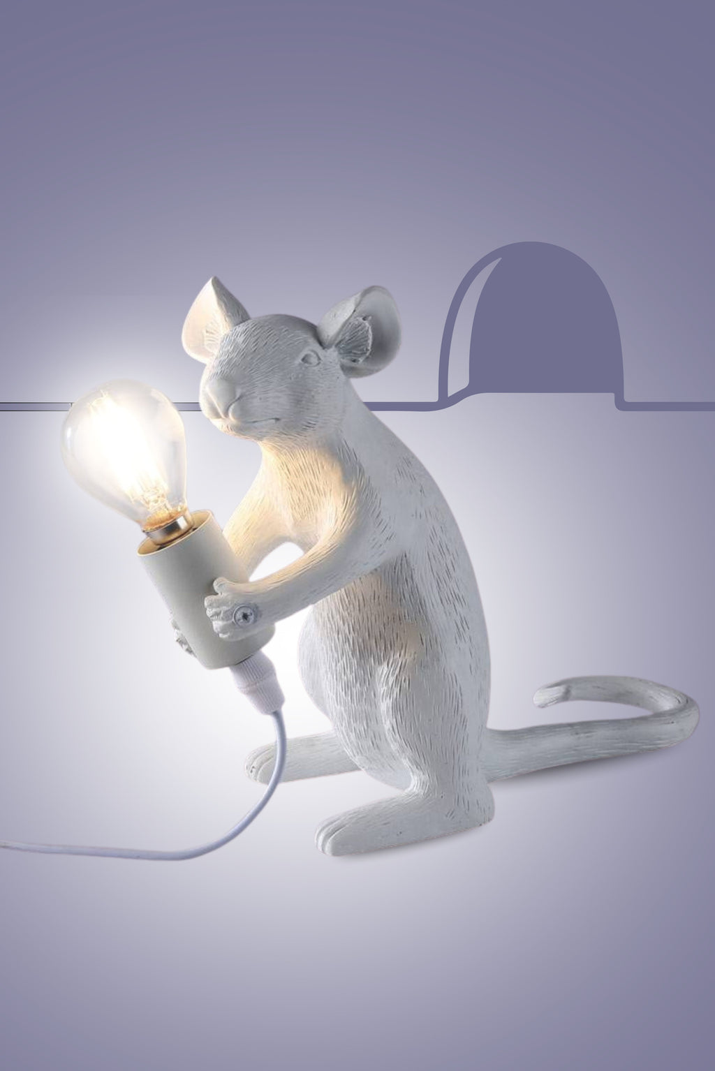 La lampada più irriverente e sexy che vi capiterà di accendere. Un piccolo topo furbetto che stringe tra le zampine una lampadina… e no, non è un sogno strano post serata, è un pezzo di design che illuminerà i tuoi spazi con un mix di sensualità, ironia e un tocco di pura follia. 