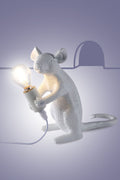 La lampada più irriverente e sexy che vi capiterà di accendere. Un piccolo topo furbetto che stringe tra le zampine una lampadina… e no, non è un sogno strano post serata, è un pezzo di design che illuminerà i tuoi spazi con un mix di sensualità, ironia e un tocco di pura follia. 