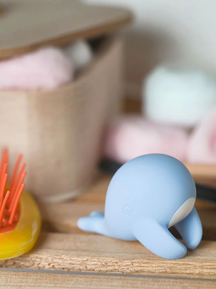 Vibratore e Stimolatore da stimolaziome esterna LittleWhale: forma di piccola balena, sex toy tascabile, multi-vibrazione. Materiale: Silicone/ABS; Marca Produttore: Ammicco.