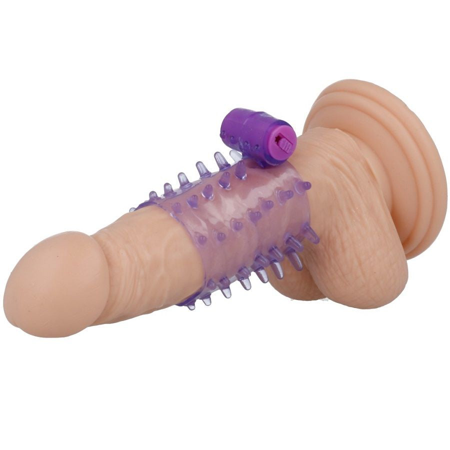 Estendi il divertimento e fai durare il piacere con questa guaina vibrante per il pene. Il potente bullet vibrante al suo interno fornisce incredibili vibrazioni per te e il tuo partner, mentre l'anello super elastico aiuta a mantenere erezioni più dure e durature. 