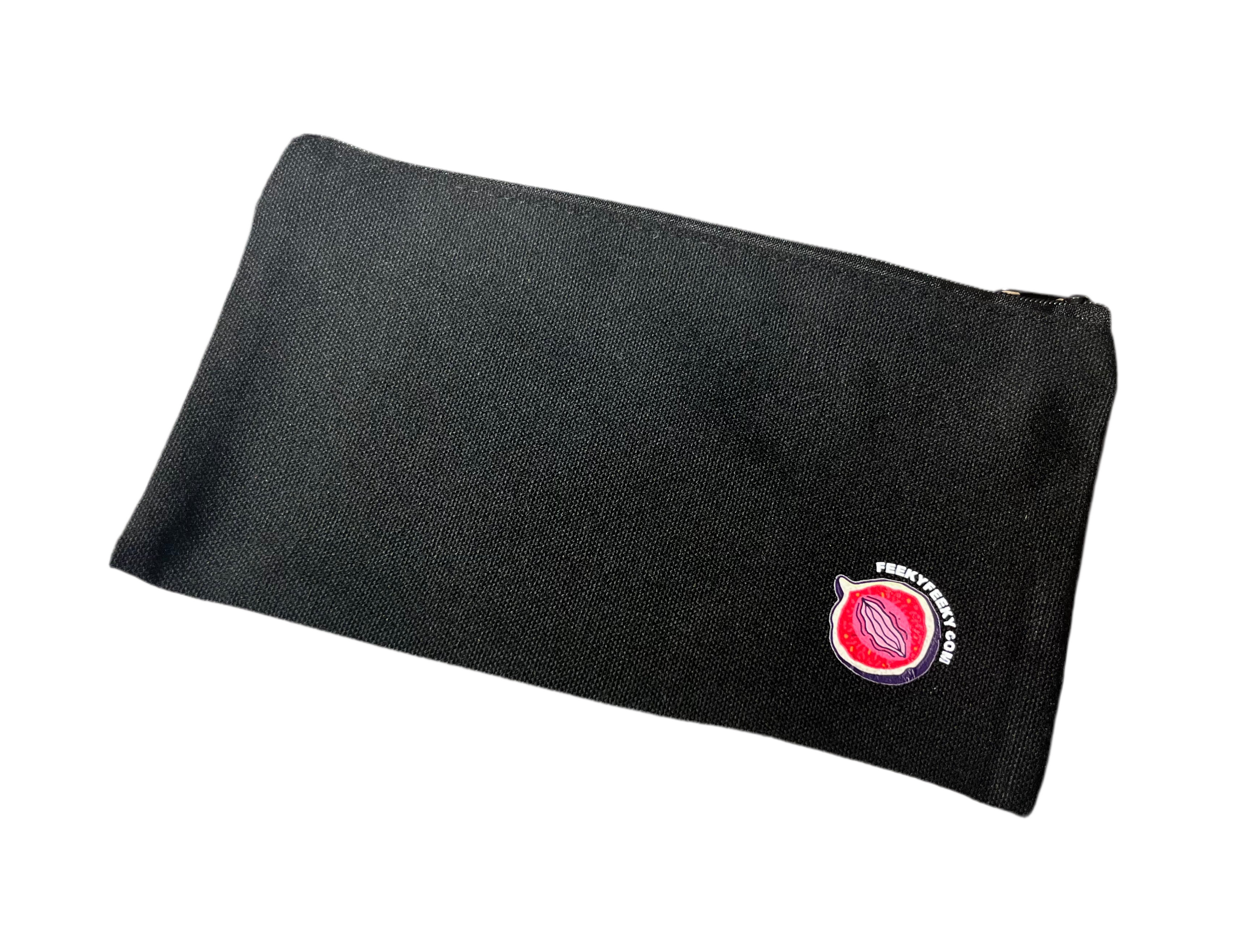 Pochette/ Astuccio per conservare toys e prodotti di benessere intimo. Tela nera, dimensioni: 21x12cm. Brand: FeekyFeeky. 