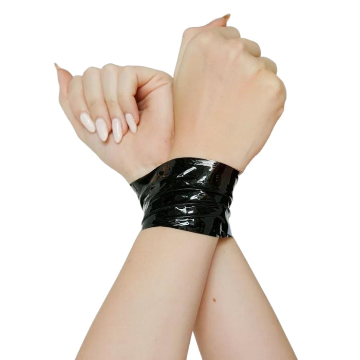 Con il nostro Nastro Adesivo Costrittivo Nero, ogni legame diventa un gioco di seduzione, controllo e brividi sulla pelle. 15 metri di puro potere adesivo che si attacca a te – e alla tua voglia di dominare la scena. 