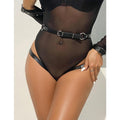 Questa cinghia bondage regolabile avvolge vita e cosce creando una silhouette sexy, decisa e impossibile da ignorare. Le linee si intrecciano sul corpo, abbracciano i fianchi e valorizzano ogni curva… mentre i dettagli in borchie aggiungono quel tocco ribelle che non passa inosservato. 