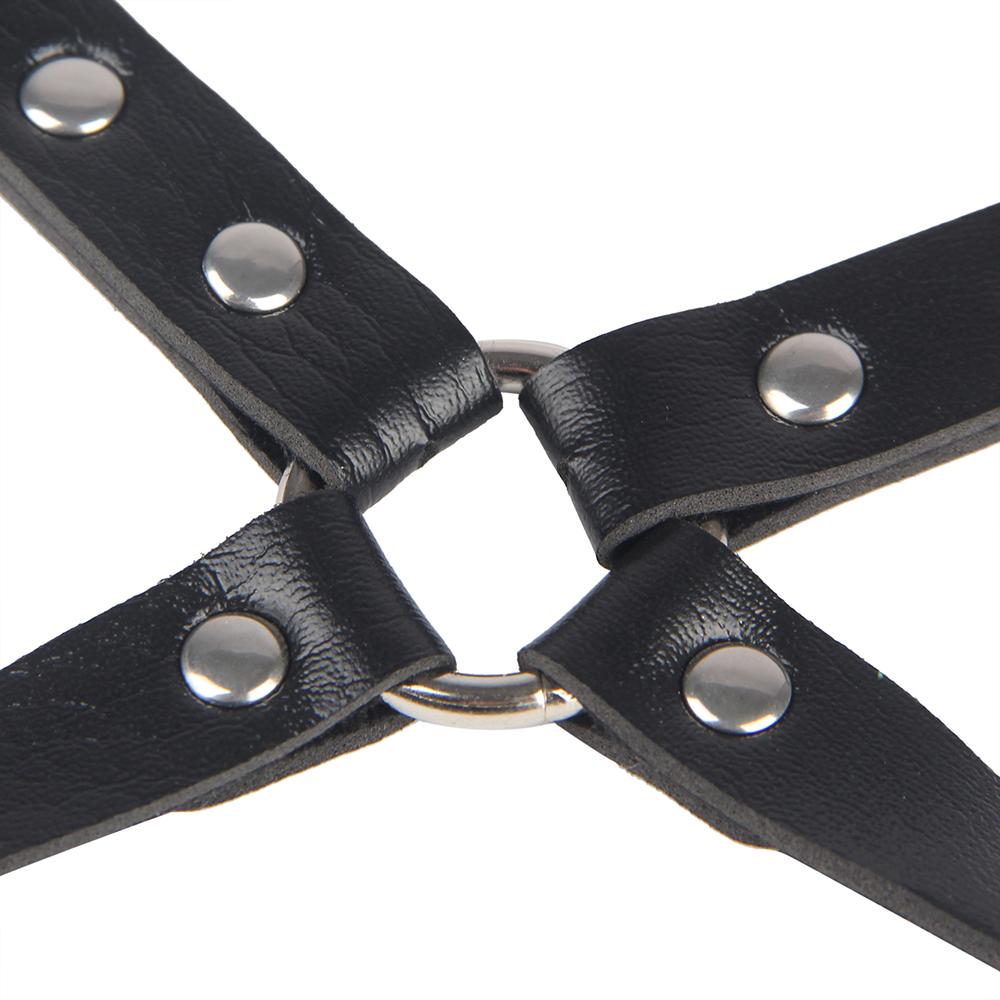 Questa cinghia bondage regolabile avvolge vita e cosce creando una silhouette sexy, decisa e impossibile da ignorare. Le linee si intrecciano sul corpo, abbracciano i fianchi e valorizzano ogni curva… mentre i dettagli in borchie aggiungono quel tocco ribelle che non passa inosservato. 