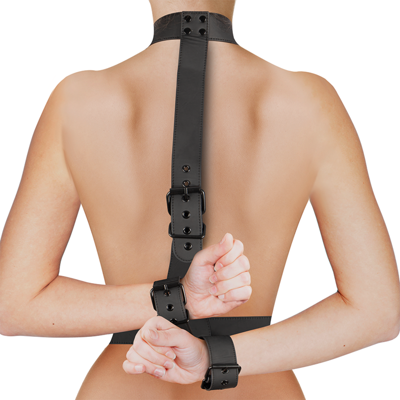 SexToy BDSM - Cinghie Collo e Polsi Deluxe: cinghie con struttura in pelle vegana morbida ma resistente, due cinghie da mettere attorno al collo e alla vita, collegate da una cinghia centrale che abbraccia la schiena con due manette bloccanti per trattenere i polsi dietro: tutto pensato per lasciarsi andare... con stile. 100% nichel-free.