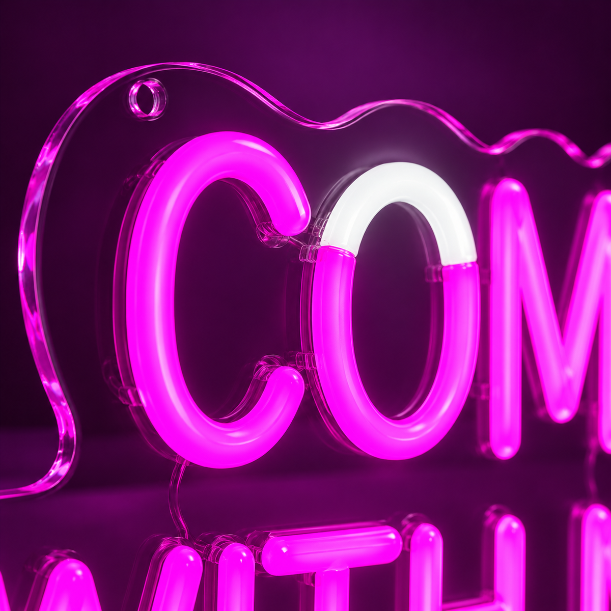 Dettaglio delle lettere LED fucsia e bianche della luce COME WITH ME