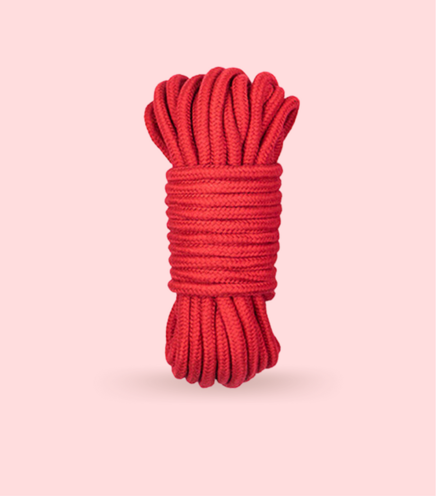 Legàmi è lunga 10 metri, fatta in cotone super resistente e pensata per chi ama esplorare — tra giochi di potere, nodi shibari da manuale e legature da lasciare senza fiato
