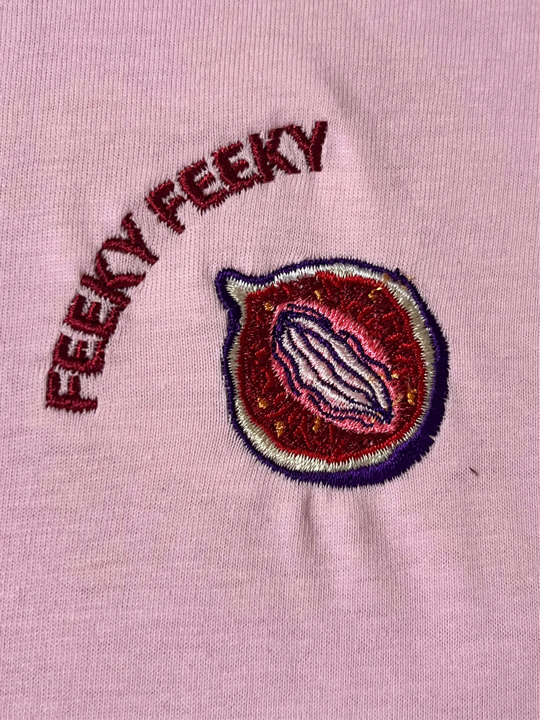 Se segui Feeky Feeky da un po’, lo sai: non è solo un brand, è un mood.
E ora puoi indossarlo letteralmente con la T-shirt ufficiale che dice al mondo: “Sì, mi piace godere (anche di una maglia fatta bene)”.