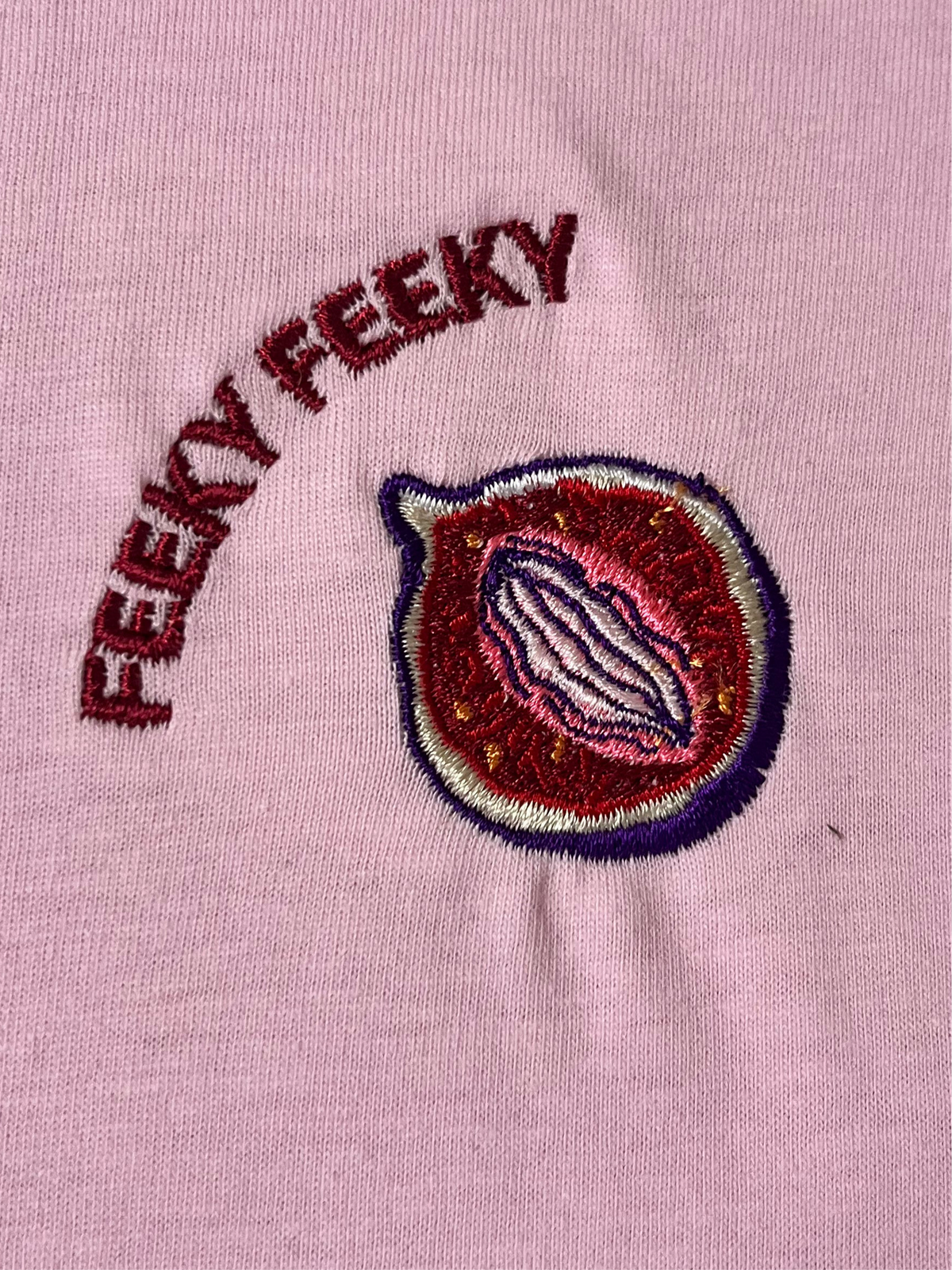 Se segui Feeky Feeky da un po’, lo sai: non è solo un brand, è un mood.
E ora puoi indossarlo letteralmente con la T-shirt ufficiale che dice al mondo: “Sì, mi piace godere (anche di una maglia fatta bene)”.