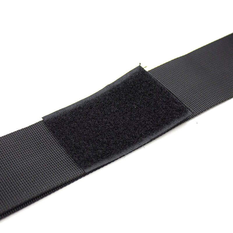 Cinghie Bondage Polsi e Caviglie: lega i polsi e le caviglie della tua preda, costringendola alla resa. Queste cinghie Bondage sono perfette per chi ama prendere il controllo (o cederlo). Lasciati costringere a posizioni di completa vulnerabilità e abbandonati ad un piacere intenso… che ti farà perdere la testa. 