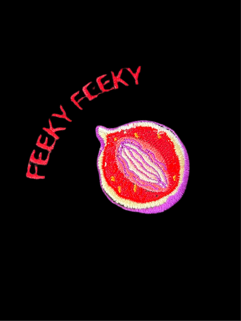 Se segui Feeky Feeky da un po’, lo sai: non è solo un brand, è un mood.
E ora puoi indossarlo letteralmente con la T-shirt ufficiale che dice al mondo: “Sì, mi piace godere (anche di una maglia fatta bene)”.