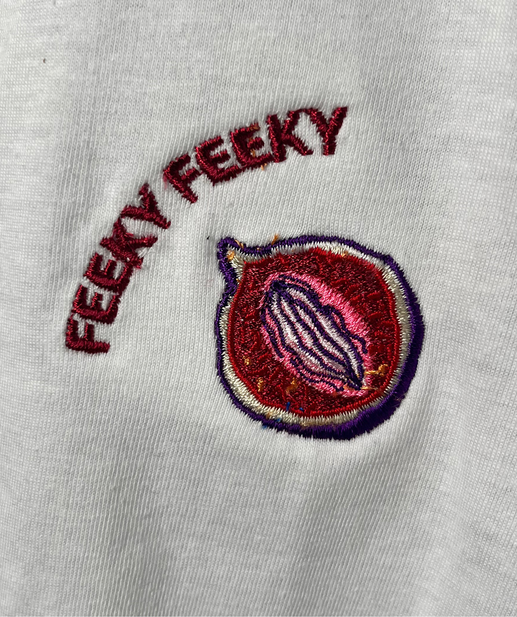 Se segui Feeky Feeky da un po’, lo sai: non è solo un brand, è un mood.
E ora puoi indossarlo letteralmente con la T-shirt ufficiale che dice al mondo: “Sì, mi piace godere (anche di una maglia fatta bene)”.