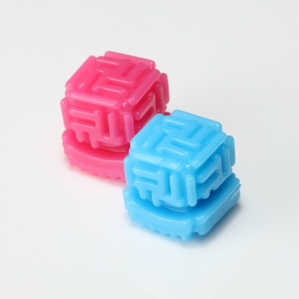 Bobble è il masturbatore firmato Tenga che unisce design futuristico e stimolazione sorprendente. Disponibile in due versioni — Crazy Cubes e Magic Marbles — questo toy non è solo bello da vedere, ma anche irresistibile da usare. La guaina è realizzata in elastomero trasparente, super morbido e flessibile, che si adatta perfettamente a ogni forma e misura.