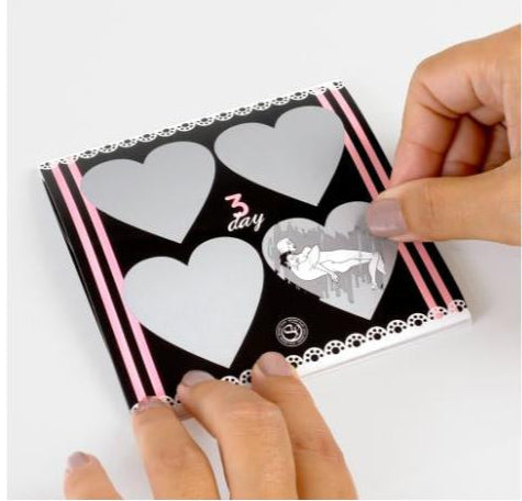 Con Gratta e Scopa, ogni cuore nasconde una nuova posizione hot da provare con il tuo partner. Un gioco erotico per coppie etero che vogliono divertirsi, esplorare e accendere la camera da letto con una spruzzata di imprevisto.