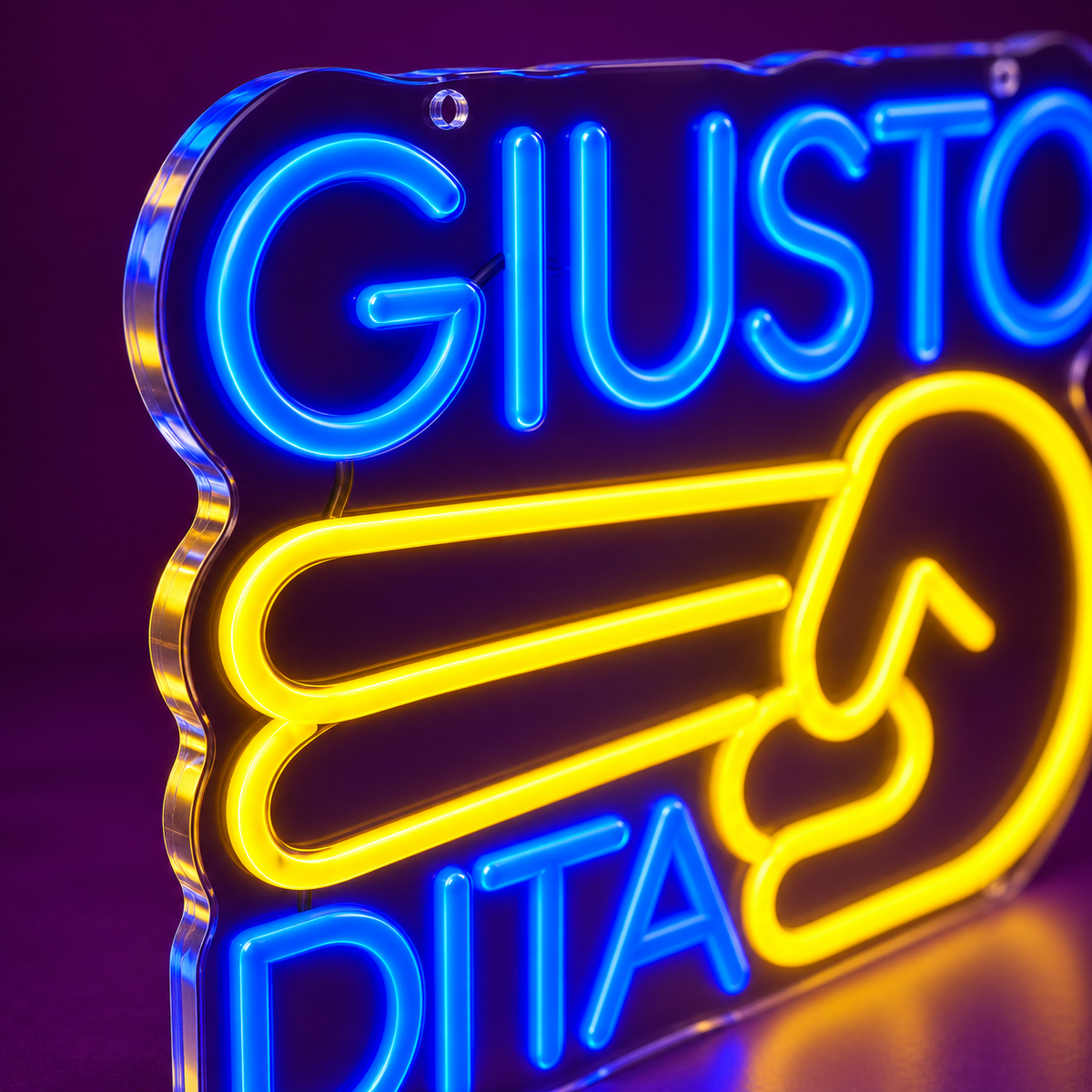 Dettaglio delle lettere LED blu della luce GIUSTO DUE DITA