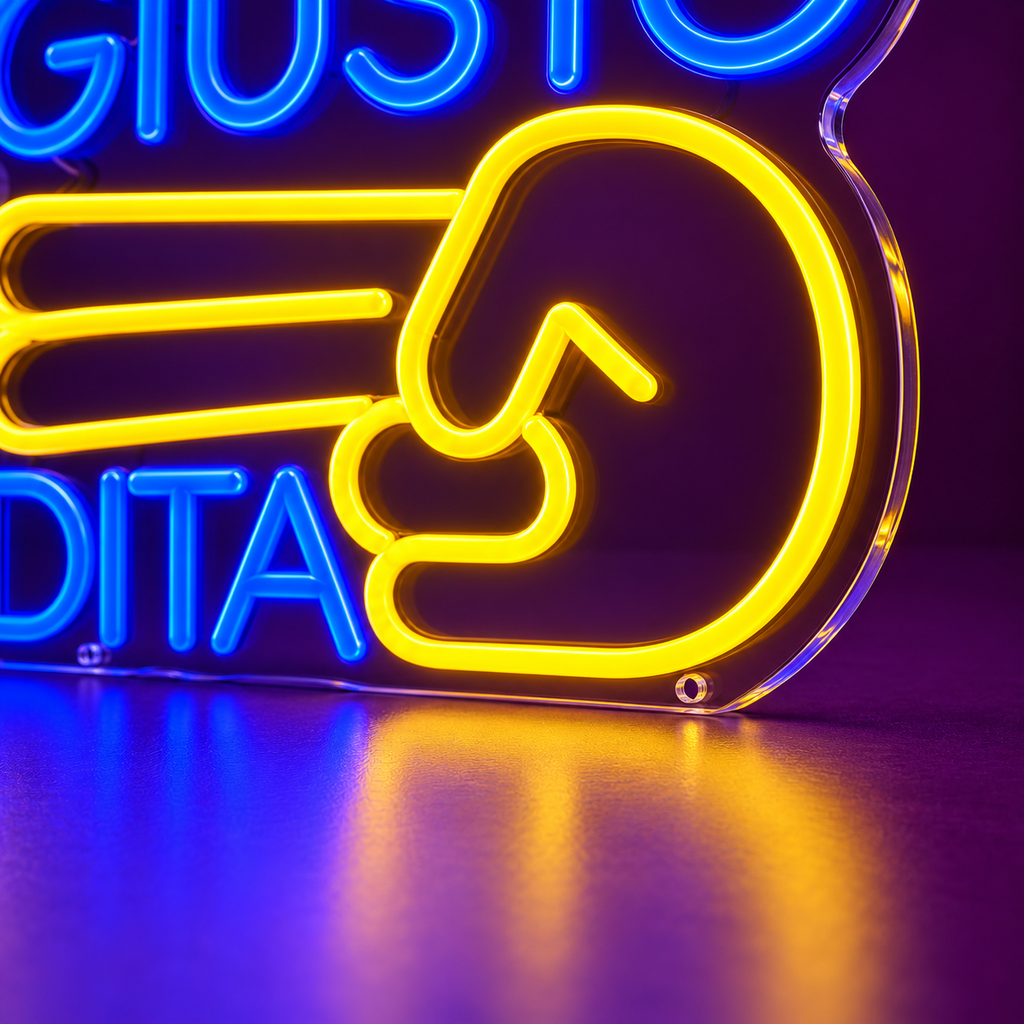 Dettaglio della mano LED gialla e del pannello trasparente