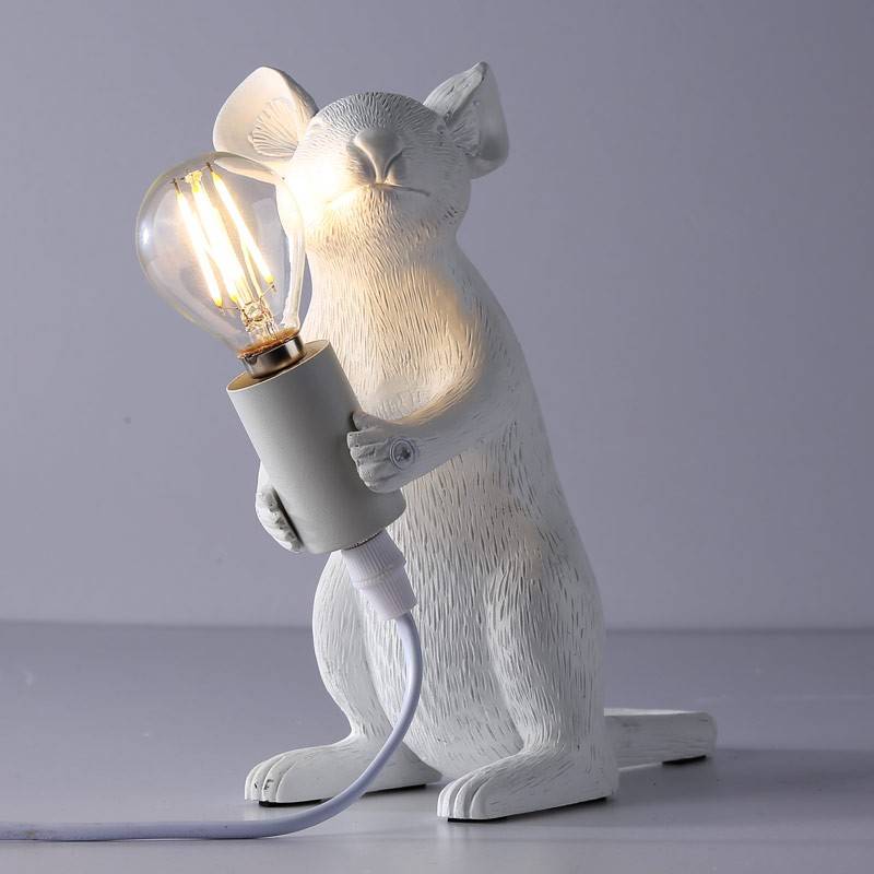 La lampada più irriverente e sexy che vi capiterà di accendere. Un piccolo topo furbetto che stringe tra le zampine una lampadina… e no, non è un sogno strano post serata, è un pezzo di design che illuminerà i tuoi spazi con un mix di sensualità, ironia e un tocco di pura follia. 