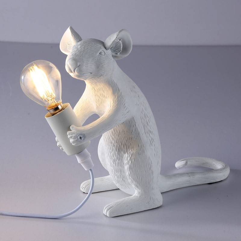 La lampada più irriverente e sexy che vi capiterà di accendere. Un piccolo topo furbetto che stringe tra le zampine una lampadina… e no, non è un sogno strano post serata, è un pezzo di design che illuminerà i tuoi spazi con un mix di sensualità, ironia e un tocco di pura follia. 