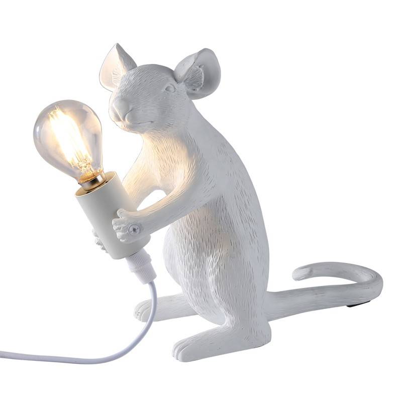 La lampada più irriverente e sexy che vi capiterà di accendere. Un piccolo topo furbetto che stringe tra le zampine una lampadina… e no, non è un sogno strano post serata, è un pezzo di design che illuminerà i tuoi spazi con un mix di sensualità, ironia e un tocco di pura follia. 