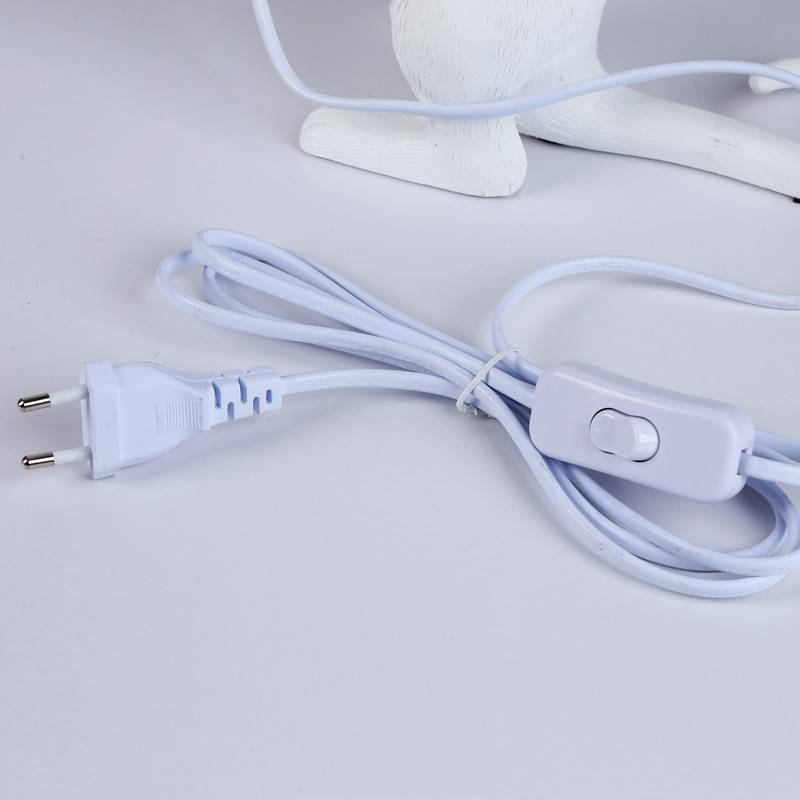 La lampada più irriverente e sexy che vi capiterà di accendere. Un piccolo topo furbetto che stringe tra le zampine una lampadina… e no, non è un sogno strano post serata, è un pezzo di design che illuminerà i tuoi spazi con un mix di sensualità, ironia e un tocco di pura follia. 