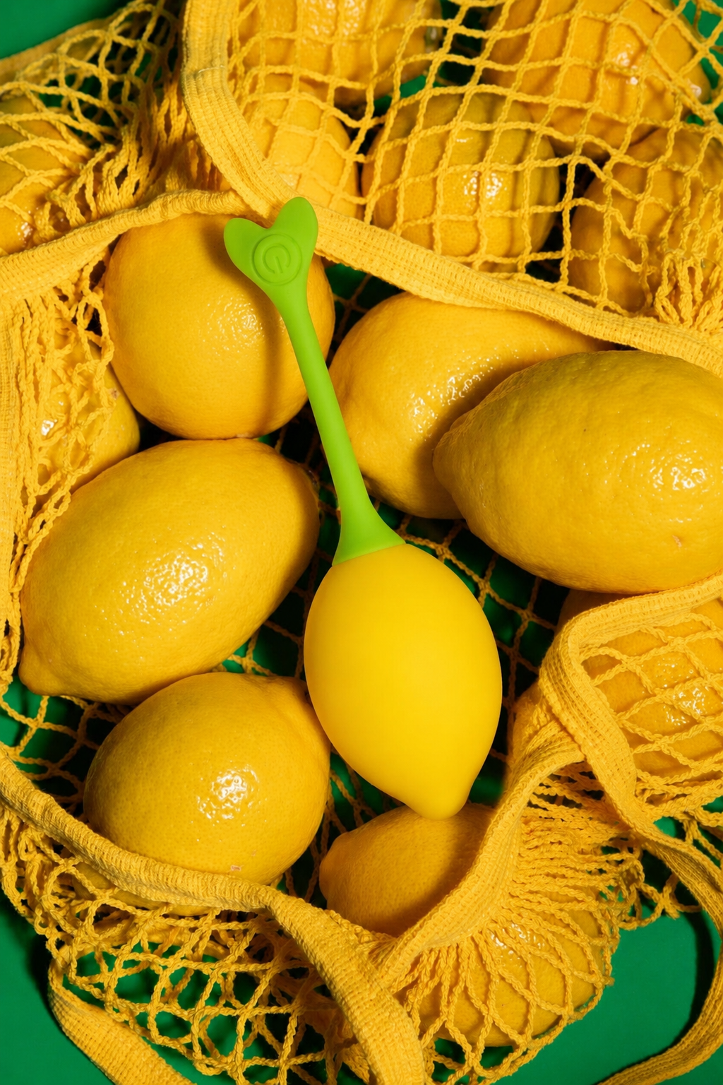 Ovetto Magic Lemon tra limoni in rete gialla su sfondo verde