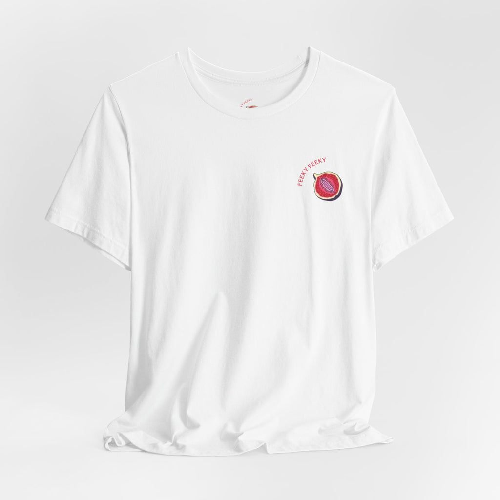 Se segui Feeky Feeky da un po’, lo sai: non è solo un brand, è un mood.
E ora puoi indossarlo letteralmente con la T-shirt ufficiale che dice al mondo: “Sì, mi piace godere (anche di una maglia fatta bene)”.