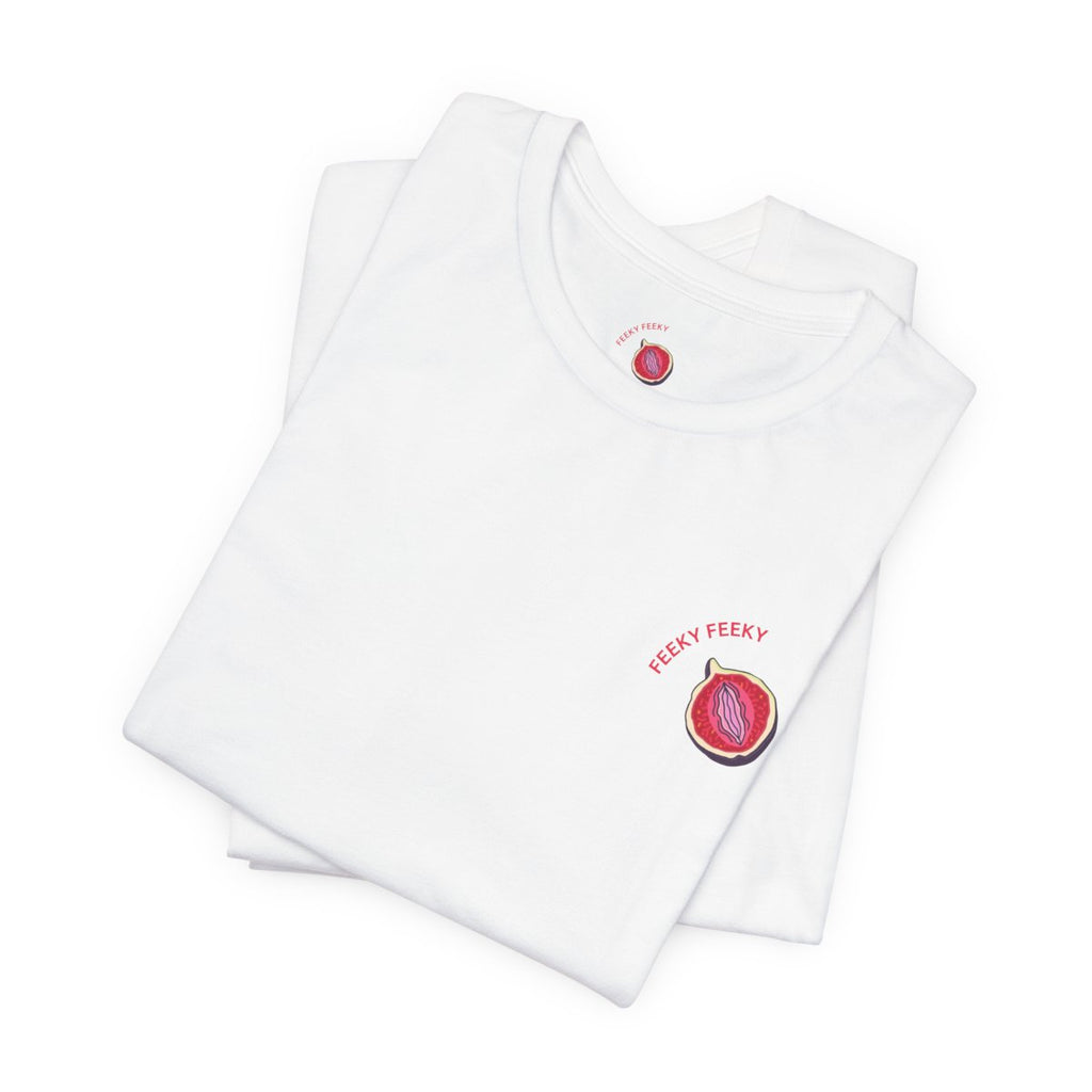 Se segui Feeky Feeky da un po’, lo sai: non è solo un brand, è un mood.
E ora puoi indossarlo letteralmente con la T-shirt ufficiale che dice al mondo: “Sì, mi piace godere (anche di una maglia fatta bene)”.