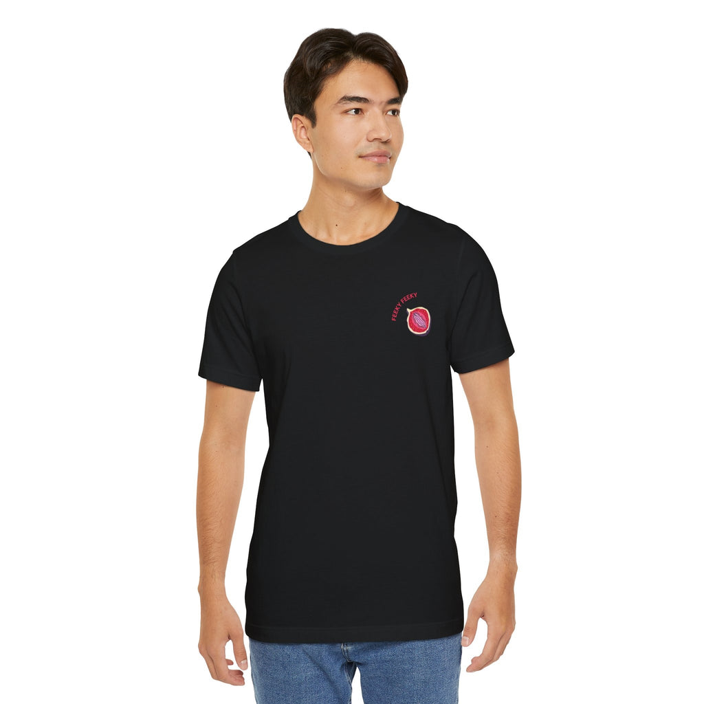 Se segui Feeky Feeky da un po’, lo sai: non è solo un brand, è un mood.
E ora puoi indossarlo letteralmente con la T-shirt ufficiale che dice al mondo: “Sì, mi piace godere (anche di una maglia fatta bene)”.