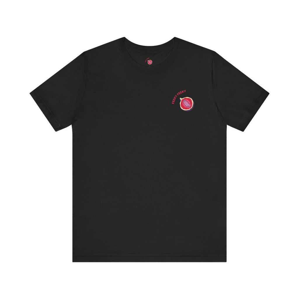 Se segui Feeky Feeky da un po’, lo sai: non è solo un brand, è un mood.
E ora puoi indossarlo letteralmente con la T-shirt ufficiale che dice al mondo: “Sì, mi piace godere (anche di una maglia fatta bene)”.