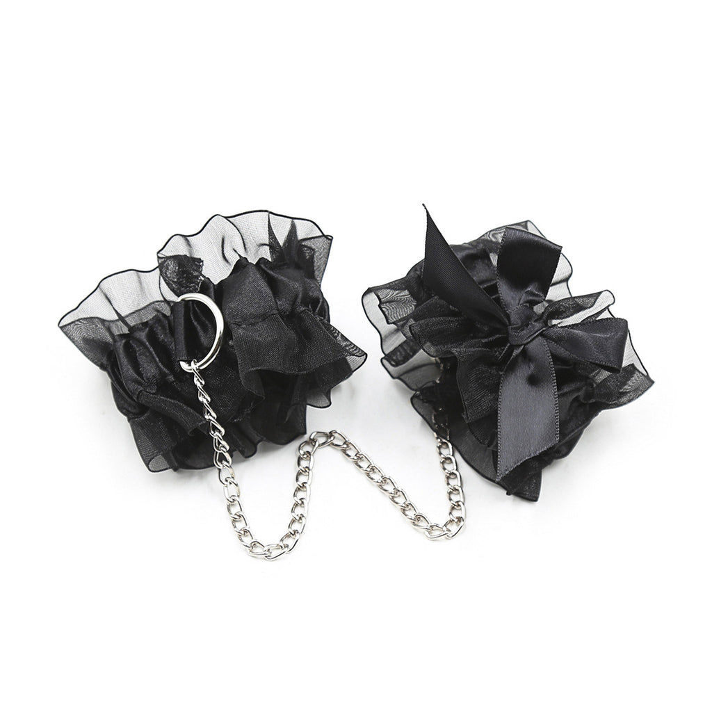 Bondage Kit 'Anastasia' - kit di accessori sexy: polsiere elastichee in raso, benda per gli occhi in pizzo e copricapezzoli riutilizzabili con decorazioni in pizzo. 