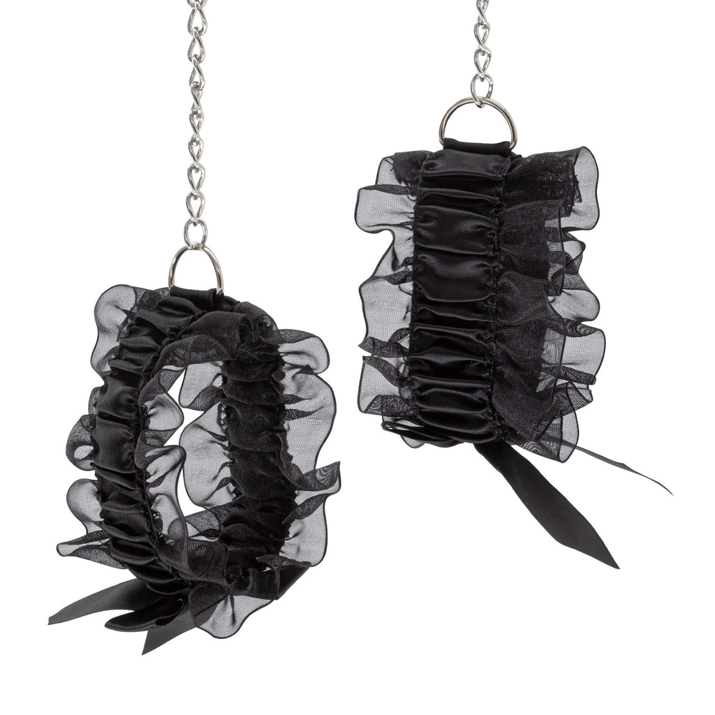 Bondage Kit 'Anastasia' - kit di accessori sexy: polsiere elastichee in raso, benda per gli occhi in pizzo e copricapezzoli riutilizzabili con decorazioni in pizzo. 