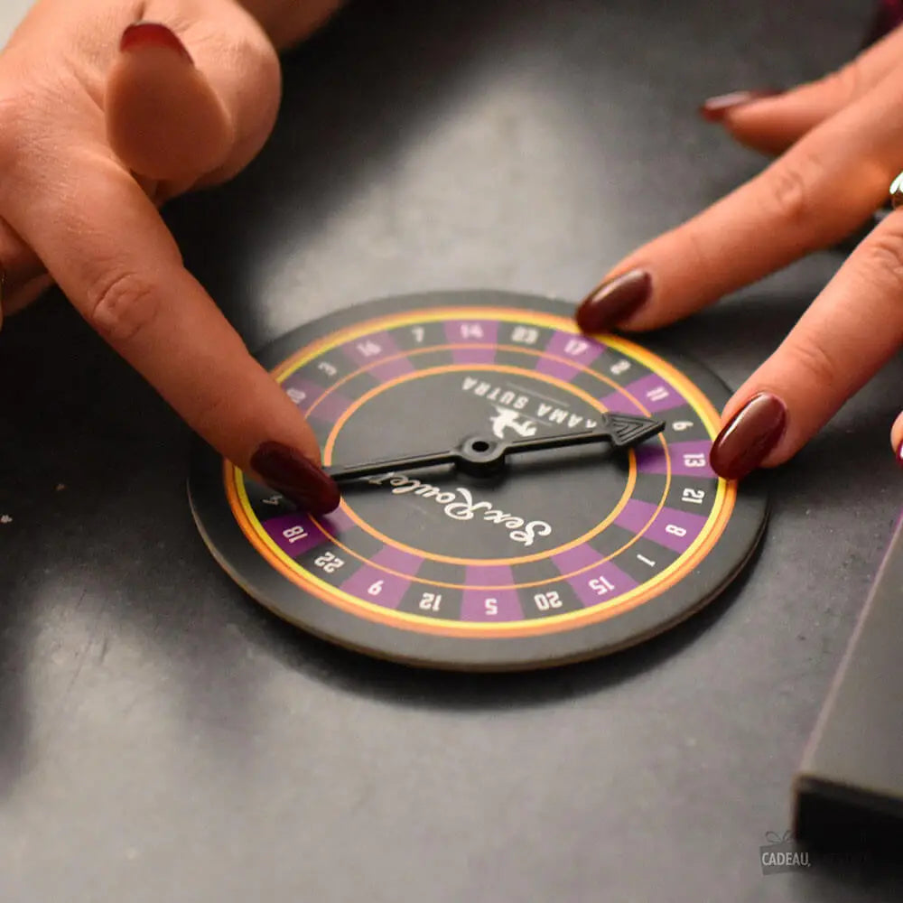 Gioco erotico per coppie - Sex Roulette delle posizioni del kamasutra: gira la ruota, cerca il numero sul libretto ed esegui la posizione descritta.