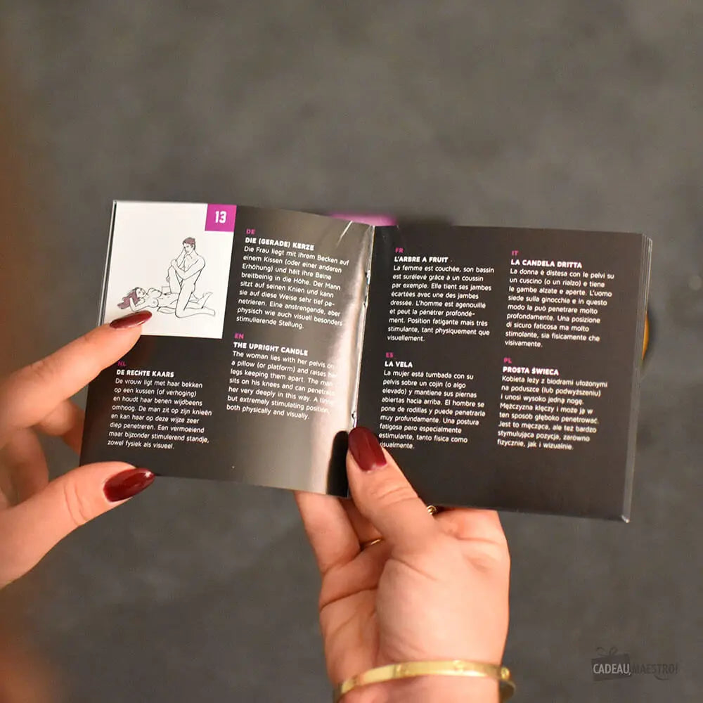 Gioco erotico per coppie - Sex Roulette delle posizioni del kamasutra: gira la ruota, cerca il numero sul libretto ed esegui la posizione descritta.