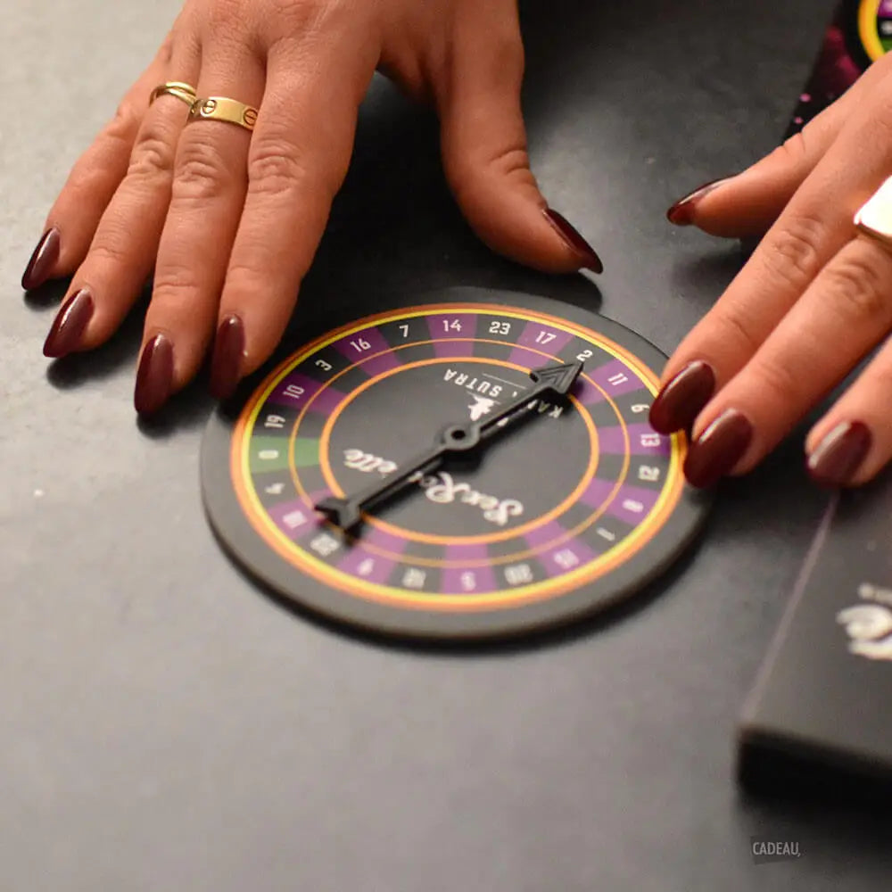 Gioco erotico per coppie - Sex Roulette delle posizioni del kamasutra: gira la ruota, cerca il numero sul libretto ed esegui la posizione descritta.