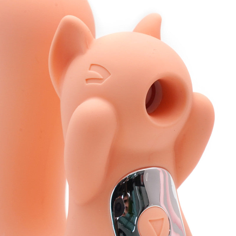 Sqirtle è il nostro toy 2in1 dall’aspetto più innocente…ma il potere più intenso. 😏 Il suo musetto è un succhia clitoride che aspira, pulsa e stuzzica senza bisogno di contatto diretto, mentre la sua coda… è un vibratore interno pensato per stimolare perfettamente la zona CUV dall’interno.