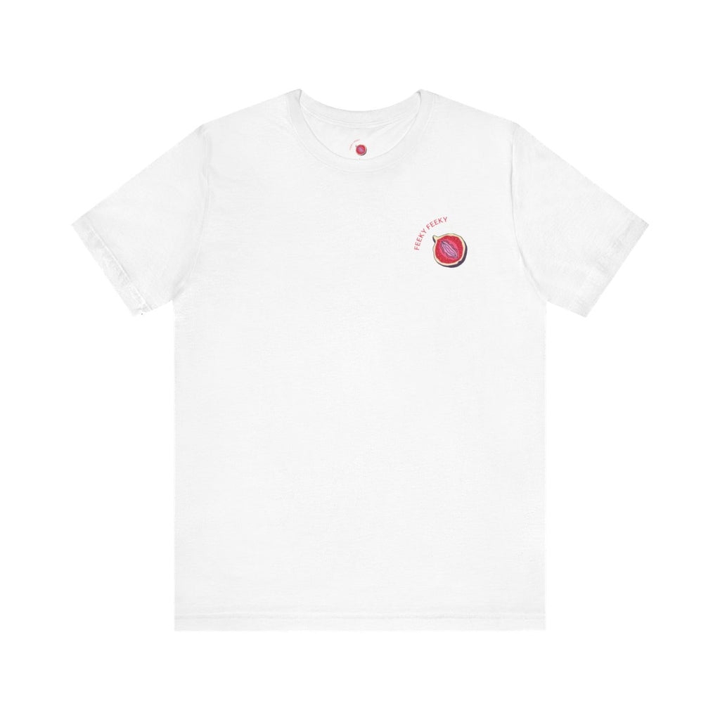 Se segui Feeky Feeky da un po’, lo sai: non è solo un brand, è un mood.
E ora puoi indossarlo letteralmente con la T-shirt ufficiale che dice al mondo: “Sì, mi piace godere (anche di una maglia fatta bene)”.
