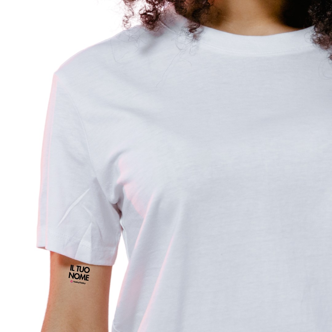 Con il nostro tatuaggio temporaneo “IL TUO NOME”, puoi finalmente vincere scommesse, fare scherzi epici o rimorchiare con stile. Perfetto per party, festival, addii al nubilato/celibato o semplicemente per far ridere qualcuno.