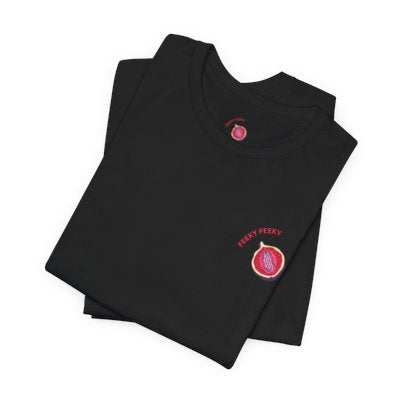 Se segui Feeky Feeky da un po’, lo sai: non è solo un brand, è un mood.
E ora puoi indossarlo letteralmente con la T-shirt ufficiale che dice al mondo: “Sì, mi piace godere (anche di una maglia fatta bene)”.
