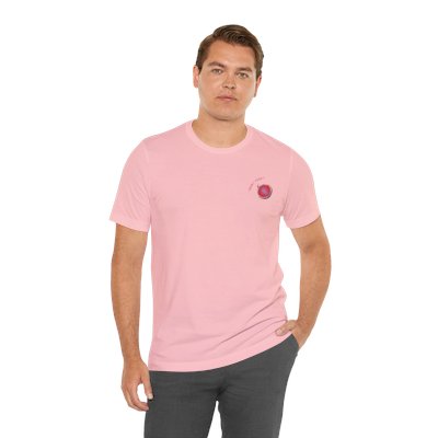 Se segui Feeky Feeky da un po’, lo sai: non è solo un brand, è un mood.
E ora puoi indossarlo letteralmente con la T-shirt ufficiale che dice al mondo: “Sì, mi piace godere (anche di una maglia fatta bene)”.