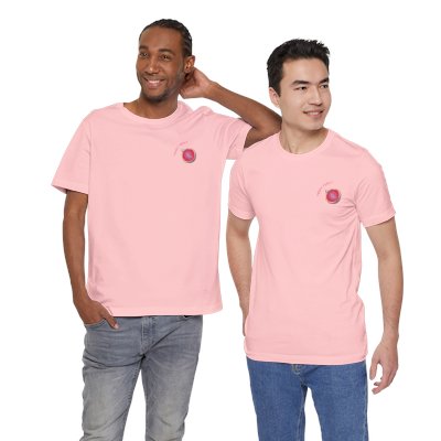 Se segui Feeky Feeky da un po’, lo sai: non è solo un brand, è un mood.
E ora puoi indossarlo letteralmente con la T-shirt ufficiale che dice al mondo: “Sì, mi piace godere (anche di una maglia fatta bene)”.