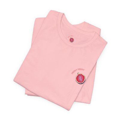 Se segui Feeky Feeky da un po’, lo sai: non è solo un brand, è un mood.
E ora puoi indossarlo letteralmente con la T-shirt ufficiale che dice al mondo: “Sì, mi piace godere (anche di una maglia fatta bene)”.