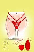 Uno slip sexy e regolabile che nasconde un ovetto vibrante, con un telecomando a forma di cuore, pensato per scivolare nel taschino interno e restare lì, discreto e silenzioso, mentre fate qualunque cosa