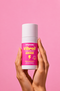VibrOil Vibratore Liquido 15ml su sfondo rosa con mani