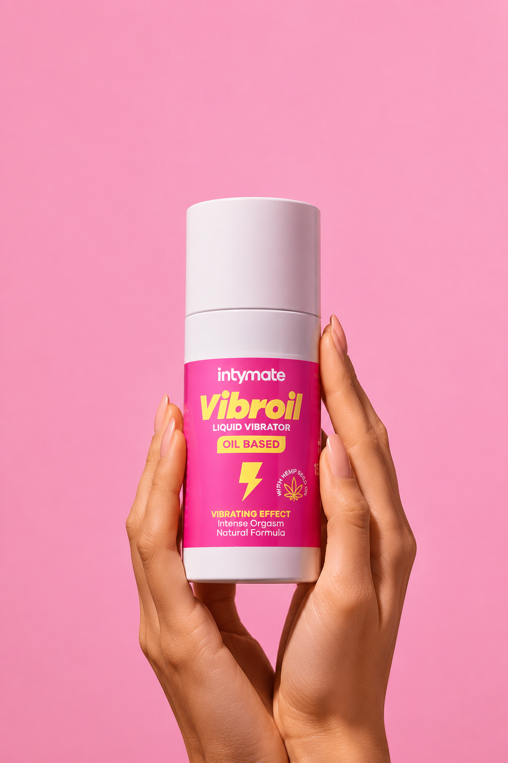 VibrOil Vibratore Liquido 15ml su sfondo rosa con mani